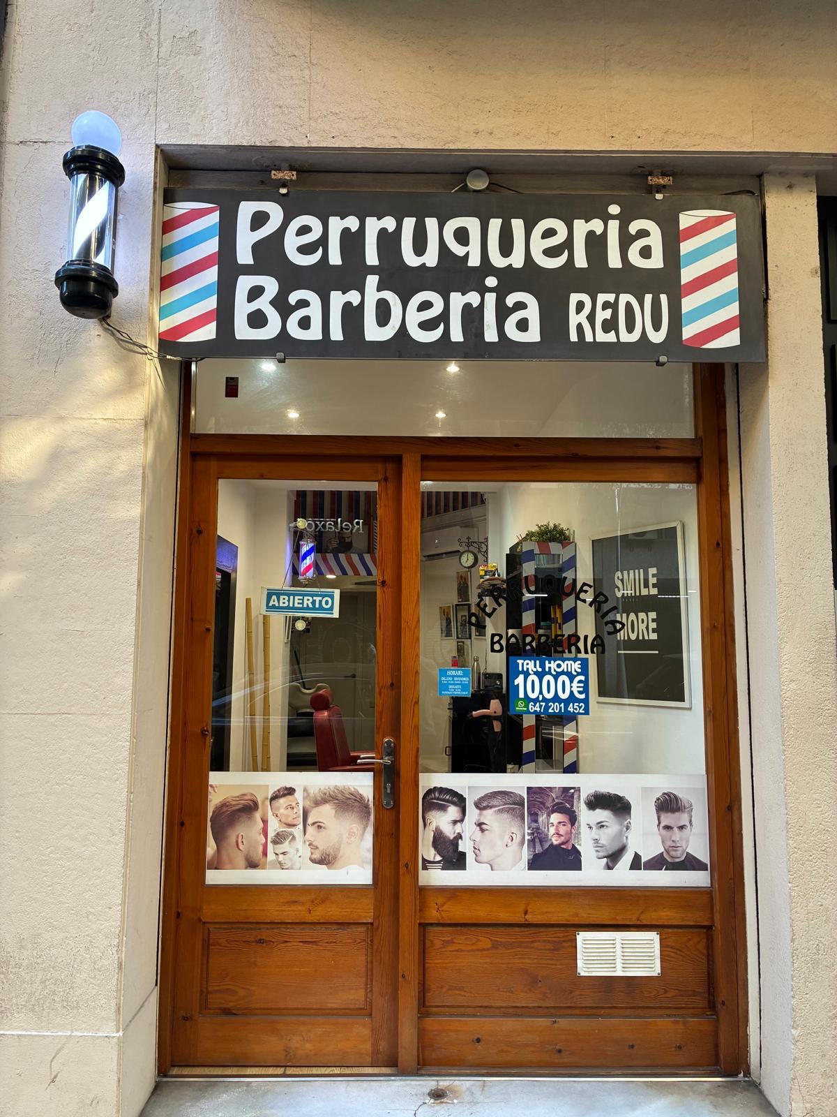 Fachada de Peluquería Barbería Redu con la barber pole