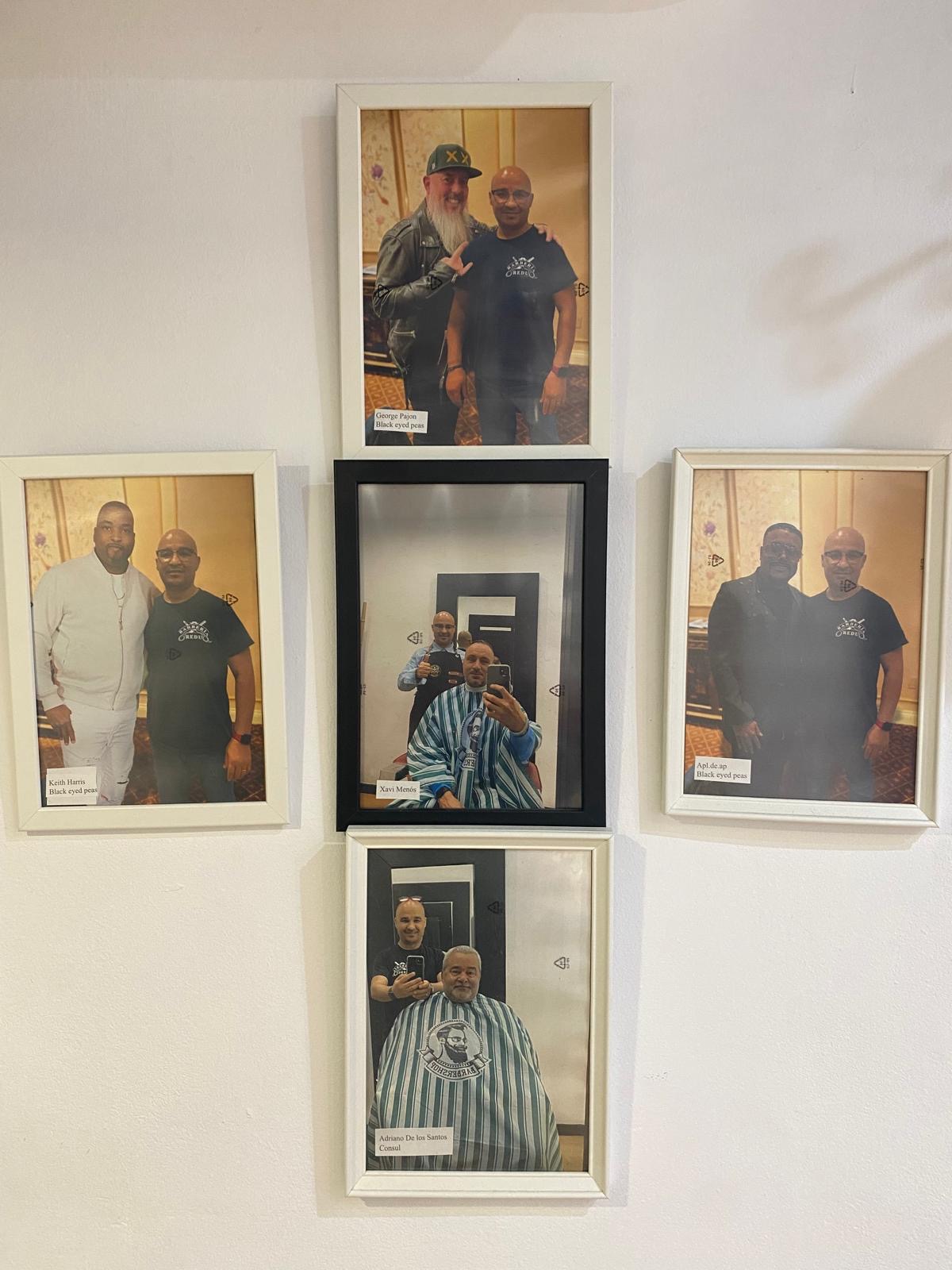 La pared de la fama del local, con marcos dedicados a clientes como los Black Eyed Peas