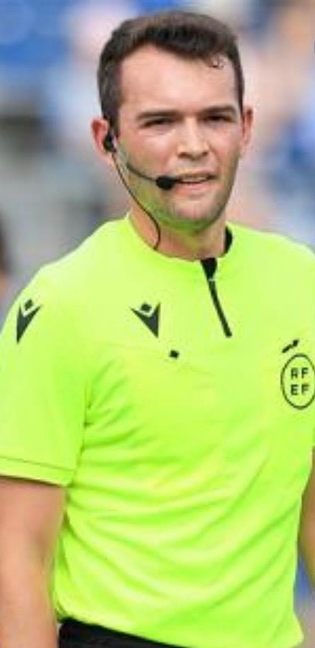 Pol Godía Solé, árbitro de fútbol y cliente de la barbería