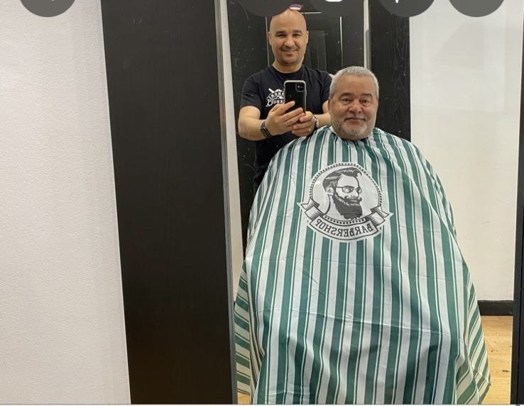 Redu con Adriano De los Santos, Cónsul General de la República Dominicana, en la barbería